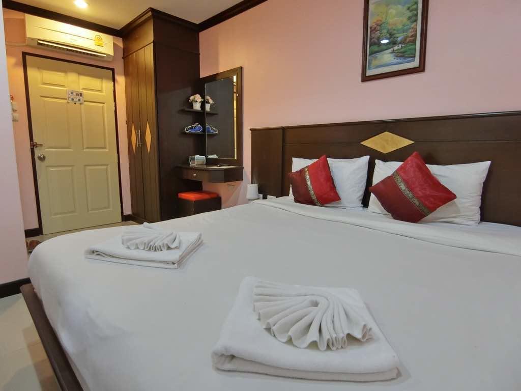 Hollywood Inn Love Patong Экстерьер фото