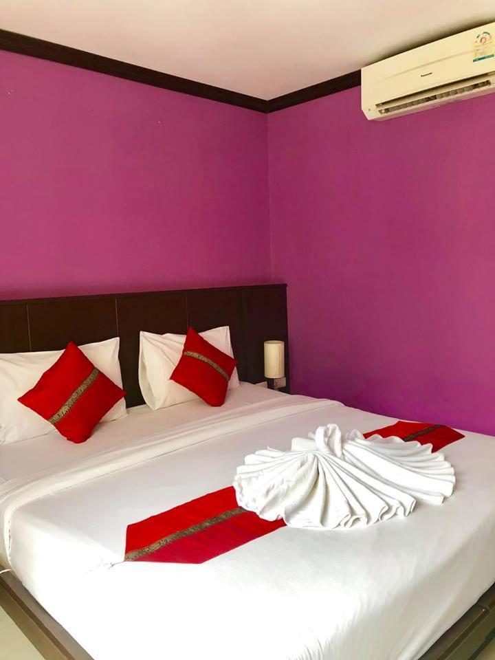 Hollywood Inn Love Patong Экстерьер фото