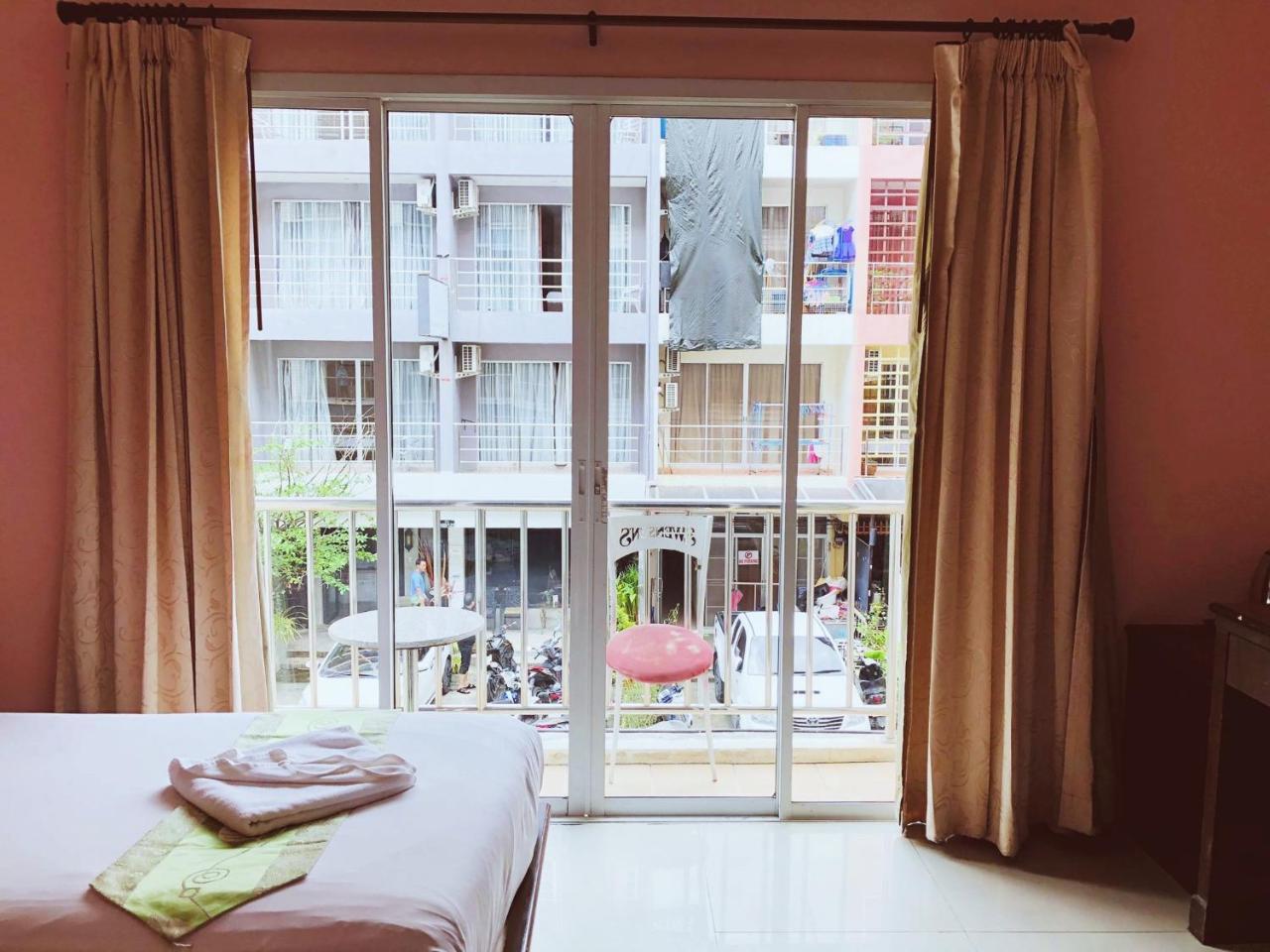 Hollywood Inn Love Patong Экстерьер фото