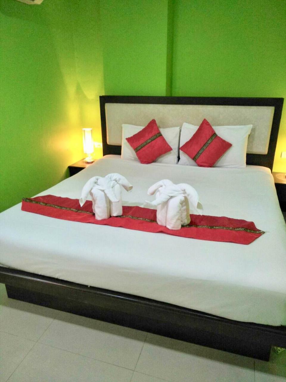 Hollywood Inn Love Patong Экстерьер фото